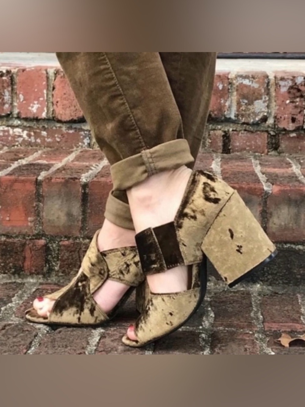 Cabi Interlock Moss Green Crushed Velvet Block Heels Size 7 Excellent